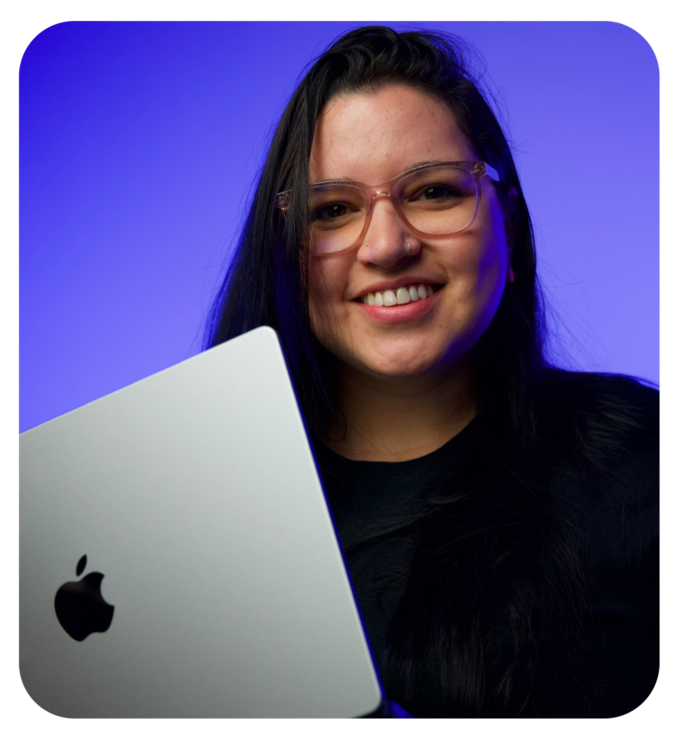 Foto com fundo azul da Fundadora do MobSystem, Jessica Culceag
